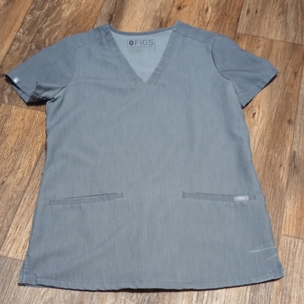 FIGS Slate Gray Scrub Top With Dual Pockets In The Front